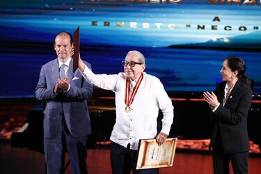 Entre risas y una ovación de pie, Ernesto ‘Neco’ Endara recibe la condecoración Rogelio Sinán 