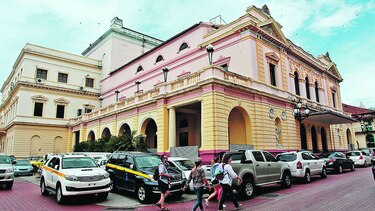 Activistas solicitan agilizar reparación del Teatro Nacional