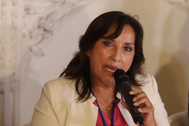 Dina Boluarte jura como primera presidenta de la historia de Perú