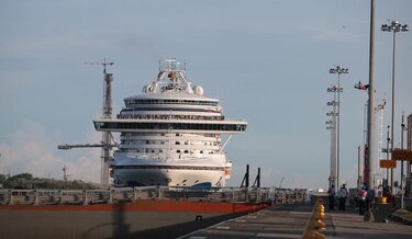 Canal ampliado recibe al primer crucero neopanamax