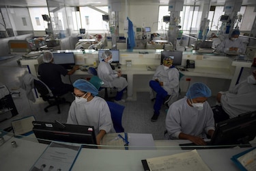 Médicos de Colombia rechazan relajamiento de medidas en pleno pico de pandemia