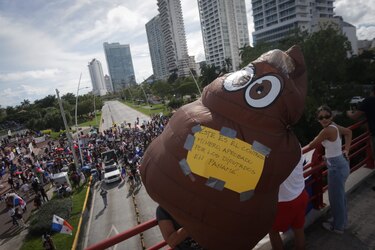 ‘Abajo el contrato minero’ piden los ciudadanos en una protesta en la cinta costera