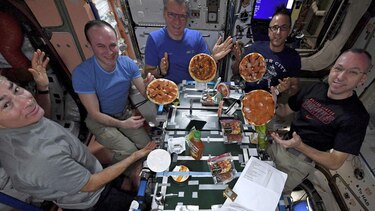 Astronautas en estación espacial preparan pizza
