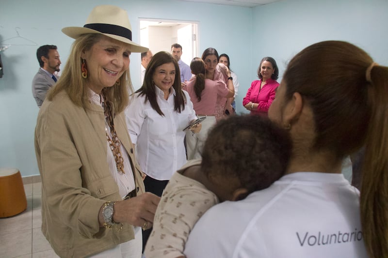 La infanta Elena de España visitó el proyecto Las Claras en Felipillo