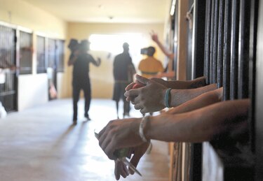 Deudores de pensiones alimenticias están detenidos junto a criminales, en cárceles hacinadas