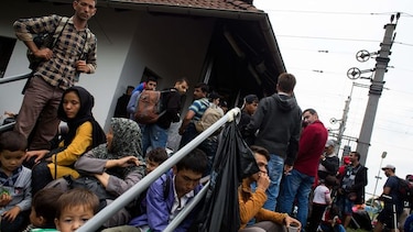Miles de migrantes llegan a Austria y Alemania