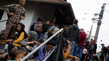 Miles de migrantes llegan a Austria y Alemania
