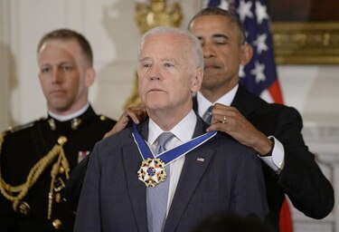 Barack Obama otorga a Joe Biden la medalla presidencial de Libertad
