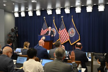 Fed sube 0.75 puntos porcentuales sus tasas a 2.25-2.50% y prevé continuar alza