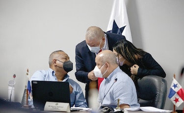 Asamblea Nacional alimenta a diputados, con dinero público
