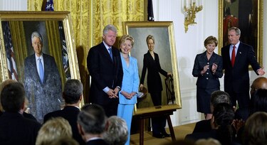Los retratos de los expresidentes Clinton y Bush son retirados de salón de la Casa Blanca