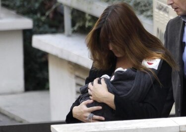 Merkel regala a Sarkozy un oso de peluche para su hija recién nacida