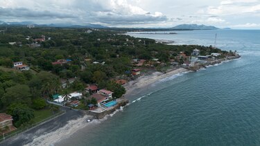 Un mar y un océano, pero playas limitadas