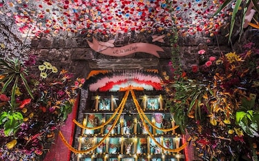 Diseñador Jean Paul Gaultier colabora en tradicional ofrenda del Día de los Muertos