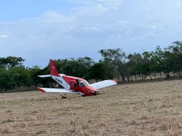 Aeronave realiza aterrizaje forzoso tras falla en el motor