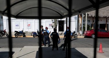 Policía de Nicaragua mantiene asedio a televisora independiente