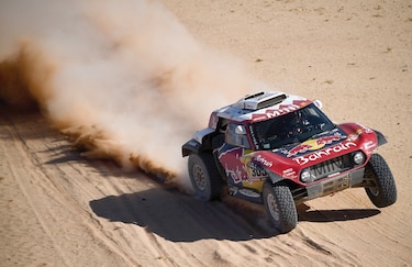 Sainz domina en coches y Price en motos en  Dakar