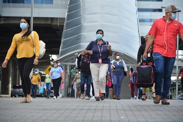 La reactivación laboral juega en contra de las mujeres y a favor de los hombres