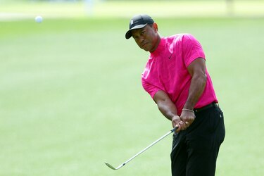Tiger Woods da el golpe de salida del Masters en su asombroso regreso al golf