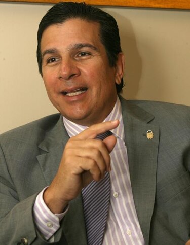 Varela tilda a Navarro de prácticas 'hipócritas'; jefe de campaña le responde