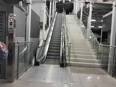 Usuarios con  movilidad reducida piden que las  escaleras del Metro estén operativas