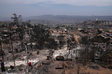 Chile combate 165 incendios activos en 10 regiones del país en otro verano mortal