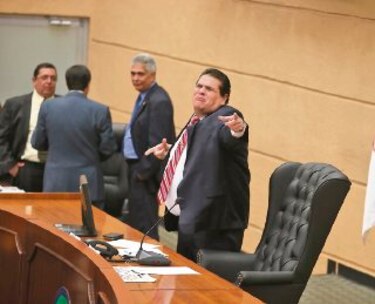 Ejecutivo retrasa proyectos polémicos