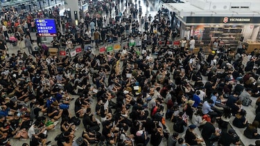 Aeropuerto de Hong Kong suspende registros de pasajeros