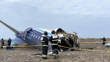 Suben a 32 los sobrevivientes del accidente aéreo en Kazajistán; otras 30 personas habrían muerto