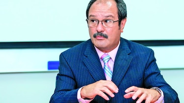 Investigan al director del Seguro Social por dictar clases en su horario de trabajo
