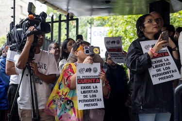 Al menos 23 periodistas permanecen detenidos y más de 60 medios siguen bloqueados en Venezuela 