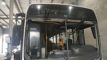 Vandalizan dos unidades de MiBus durante protestas contra las reformas constitucionales