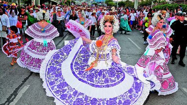 Día folclórico en el carnaval capitalino
