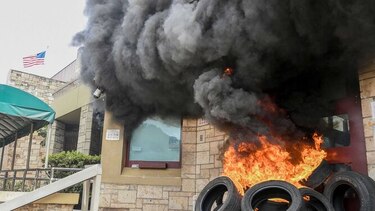 Encapuchados queman portón de la embajada de Estados Unidos en Honduras durante protestas