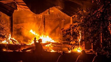 Fuertes vientos avivan las llamas en California; extienden la alerta roja en una zona