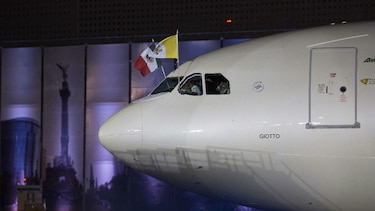 Apuntaron luz láser al avión del papa Francisco en México