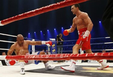Klitschko noquea a Leapai y retiene coronas de los pesados
