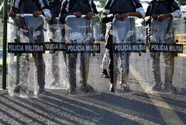 México ofrece ‘oportunidades’ a migrantes y EU advierte que impedirá su ingreso