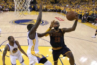 LeBron James carga con Cleveland y empata la final de la NBA