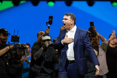 Flávio Bolsonaro invoca a su padre y se apoya en Milei en el lanzamiento de su candidatura