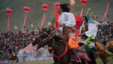 Tibetanos celebran su festival anual de carreras de caballos