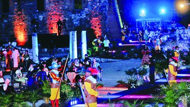 Gala y banquete en las ruinas
