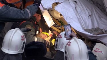Hallan vivo a bebé tras 35 horas bajo escombros en Rusia