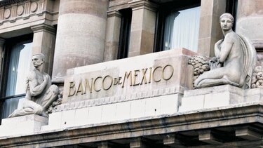 Banco de México advierte de riesgo de menor crecimiento