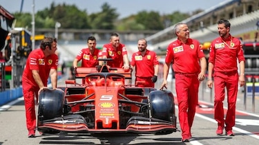 Ferrari domina en los libres de Alemania pero teme a la lluvia