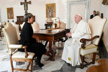 La primera dama Verónica Alcocer se reunió con el papa Francisco y le invitó a Colombia