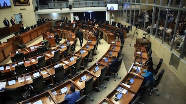 Entre curules vacías y 106 modificaciones, se empantana el debate del reglamento interno
