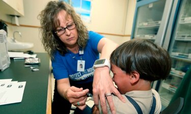 Ante epidemia de sarampión, NY suprime exenciones religiosas a la vacunación