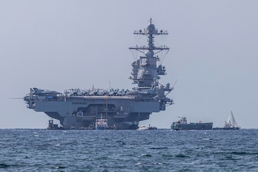 El mayor portaaviones de Estados Unidos llegó a la isla griega de Creta tras abandonar el mar Rojo