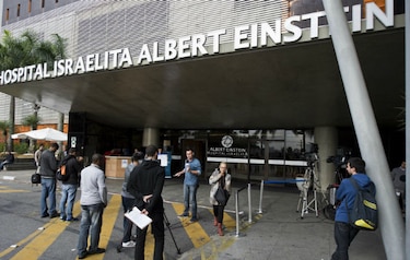 Pelé abandona hospital